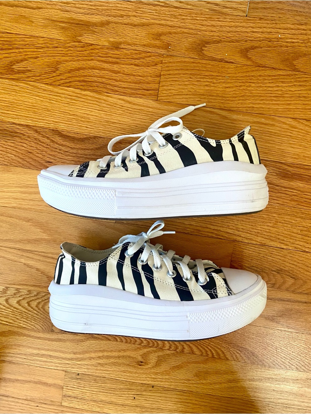 Chuck Taylor All Star Lift Platform Zebra great condition women’s size 8